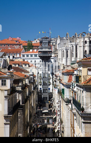 Portogallo Lisbona vista in alzata verso l'Elevador de Santa Justa e il Convento do Carmo Foto Stock
