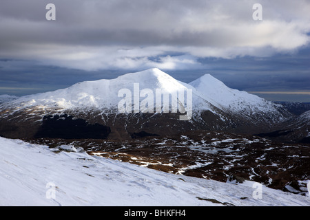 Ben più (a sinistra a 1174m) & Stob Binnein (a destra a 1165m) presi dalle piste di Ben Challum Foto Stock