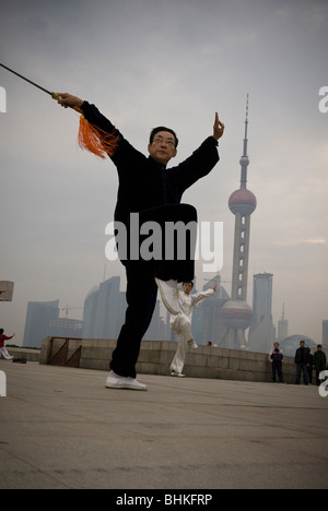 Persone che esercitano lungo il Huang Pu riverfront affacciato sul Pudong di Shanghai, Cina e Asia Foto Stock