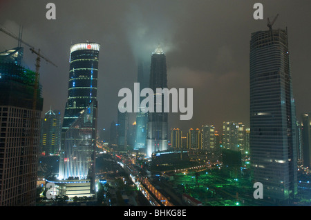 Vista dalla torre TV Perla Orientale nella zona di Pudong di Shanghai, Cina e Asia Foto Stock