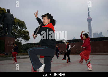 Persone che esercitano lungo il Huang Pu riverfront affacciato sul Pudong di Shanghai, Cina e Asia Foto Stock