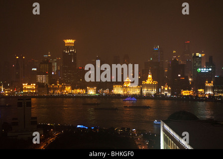 Vista del Bund dall'Oriental Pearl TV Tower nella zona di Pudong di Shanghai, Cina e Asia Foto Stock