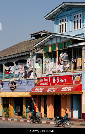 Pyin Oo Lwin high street nello stato di Shan, Myanmar (Birmania) Foto Stock