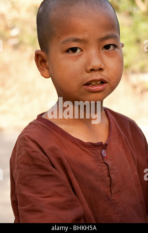 Ritratto di un giovane monaco birmano a Yangon, Myanmar (Birmania). Foto Stock