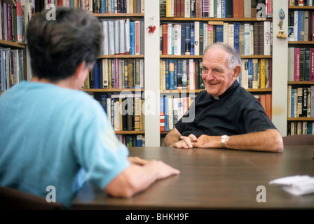 Monsignor John F Sammon, Diocesi di Orange California USA i colloqui con la donna in ufficio Foto Stock