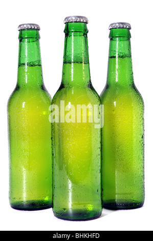 Verde a freddo le bottiglie di birra isolato su sfondo bianco Foto Stock