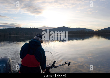 Tagliagole pesca alla trota di lago Sammamish, Washington, nei pressi di Seattle. Foto Stock