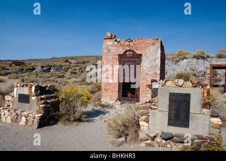 Le rovine di una casa, Bodie State Historic Park, California Foto Stock