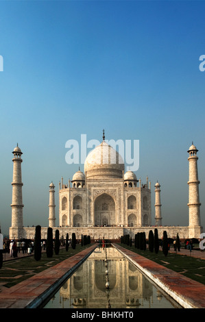 Il Taj Mahal, una delle meraviglie architettoniche del mondo, Agra, Uttar Pradesh, India Foto Stock