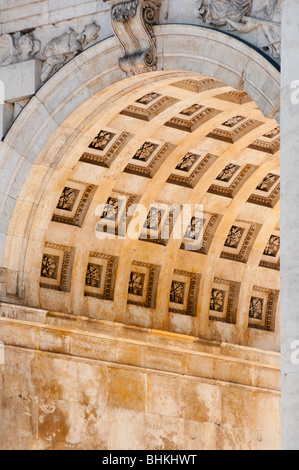 Siegestor (Vittoria gate) arch close up dettaglio a Monaco di Baviera, Germania. Foto Stock
