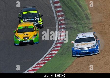 BTCC gara di Brands Hatch come compagnia cars andare intorno al paddock piegare una vettura ha due ruote nella ghiaia. Foto Stock