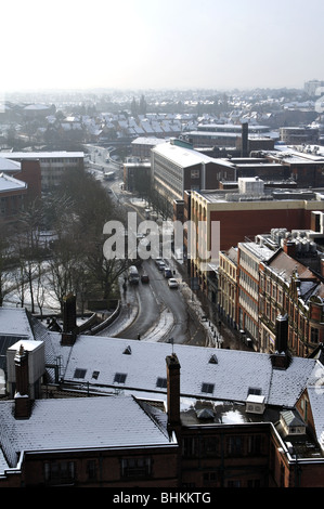 Coventry city centre con neve visto oltre poco Park Street dalla vecchia cattedrale torre, England, Regno Unito Foto Stock