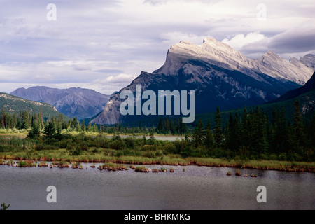 Mount Rundle visto da vermiglio laghi, Banff, Alberta, Canada Foto Stock