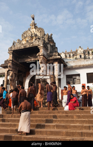 India Kerala, Thiruvananthapuram (Trivandrum), Sri Padmanabhaswamy tempio indù di pellegrini all'entrata Foto Stock