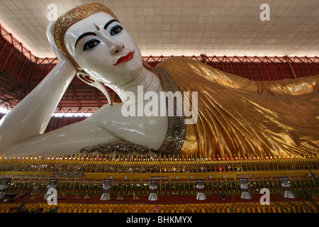 Myanmar Birmania, Yangon, Rangoon, Pagoda Chaukhtatgyi, statua del Buddha; Foto Stock