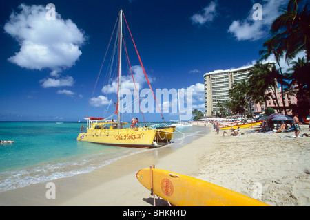 Catamarano sulla spiaggia di Waikiki, Honolulu,Oahu, Hawaii Foto Stock