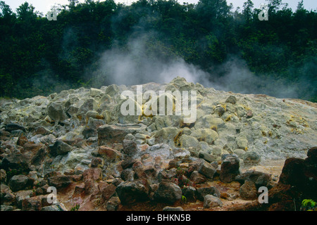 Vista ravvicinata delle rocce per la cottura a vapore, zolfo banche, Parco Nazionale Vulcani, Big Island delle Hawaii, Foto Stock