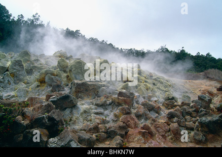 La cottura a vapore Rockpile. Banche di zolfo, Parco Nazionale dei Vulcani delle Hawaii, Hawaii Foto Stock