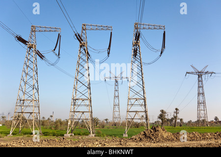 L'energia elettrica di alimentazione del pilone, Bahnasa, Egitto Foto Stock