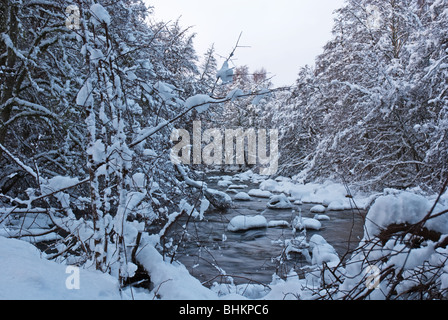 Il fiume Nethy in inverno con neve giacente Foto Stock