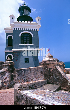 Basso Angolo di visione dell'El Morro Lighthouse, San Juan, Puerto Rico Foto Stock