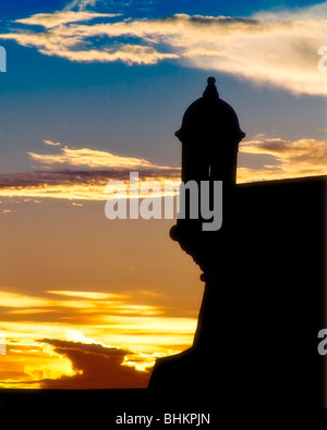 Silhouette di pareti di El Morro Fort, San Juan di Porto Rico Foto Stock