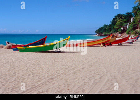 Ampia spiaggia di sabbia con barche colorate, Playa Crashboat, Puerto Rico Foto Stock