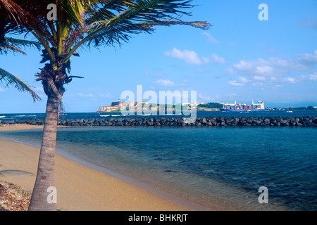 Vista di San Juan Bay con una nave portacontainer Vela, Puerto Rico Foto Stock