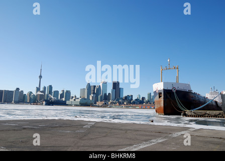 Una vista di un grandi laghi freighter ormeggiato per l'inverno in Toronto del porto porto di spedizione Foto Stock