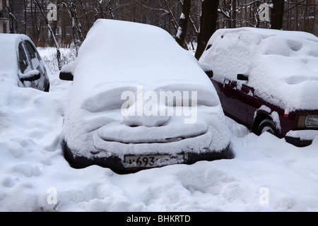 Illustrazione di divertenti sulla vettura dopo la nevicata. Foto Stock