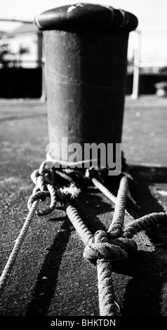 Corda e Bollard di Whitehaven port Foto Stock