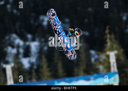 Shaun White (USA), medaglia d'oro, in concorrenza per gli uomini di Snowboard Halfpipe evento presso il 2010 Giochi Olimpici Invernali Foto Stock