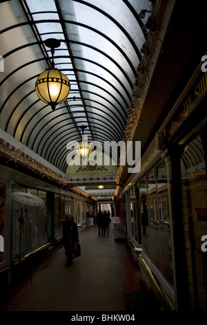 Luci nel corridoio shopping arcade Bath Somerset Foto Stock