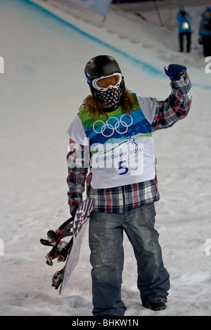 Shaun White (USA), medaglia d'oro, in concorrenza per gli uomini di Snowboard Halfpipe evento presso il 2010 Giochi Olimpici Invernali Foto Stock