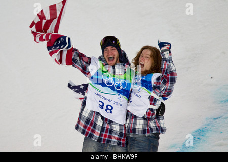 Shaun White (USA), vince l'oro e il compagno di squadra e Scott Lago (USA) vince il bronzo negli uomini Snowboard Halfpipe evento Foto Stock