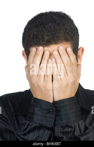 Giovane uomo testa in mani nasconde la sua faccia Foto Stock