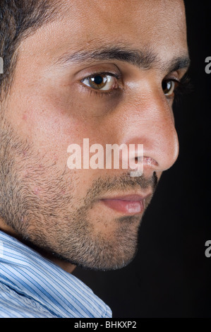 Closeup ritratto di una giovane del Medio Oriente uomo perduto nel pensiero Beirut Libano Medio Oriente Asia Foto Stock