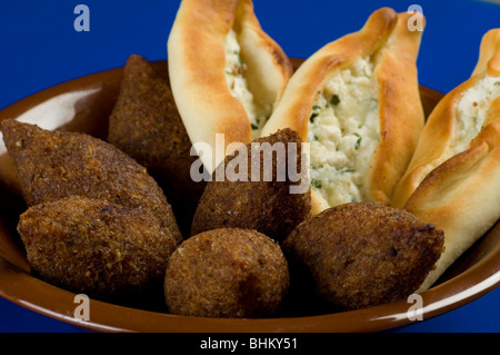 Frittura di bulgur (kibbeh) ripiene di carne e formaggio samosa Beirut Libano Medio Oriente Foto Stock