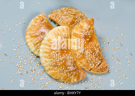 Formaggio libanese Samosa coperti con semi di sesamo Foto Stock