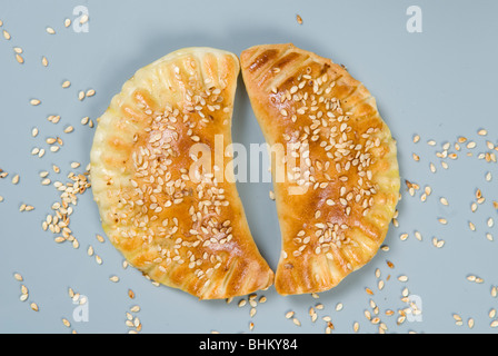 Formaggio libanese Samosa coperti con semi di sesamo Foto Stock