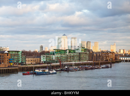 Canary Wharf visto dal Tamigi a Shad Thames Foto Stock