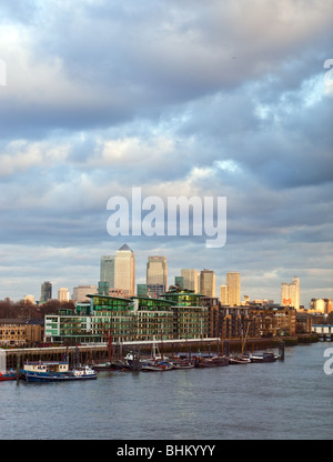 Canary Wharf visto dal Tamigi a Shad Thames Foto Stock