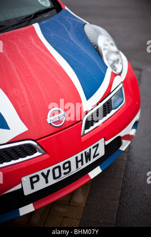 Un britannico-reso Nissan Micra dipinta in un Unione Jack Foto Stock