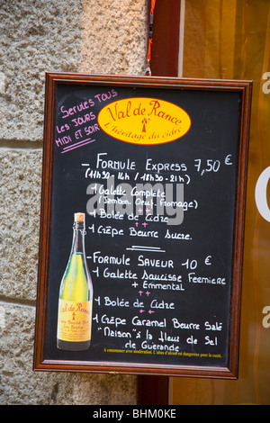 St Malo, Brittany, Francia. Scheda Menu promozione sidro bretone al di fuori di una crêperie tradizionale. Foto Stock