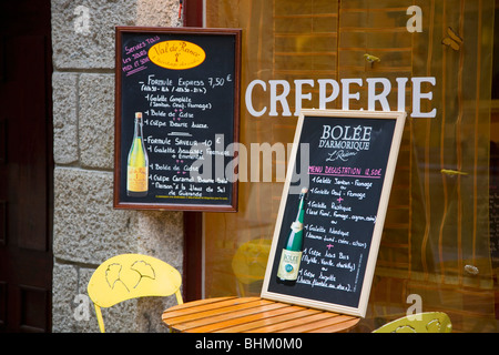 St Malo, Brittany, Francia. Schede di menu promozione sidro bretone al di fuori di una crêperie tradizionale. Foto Stock
