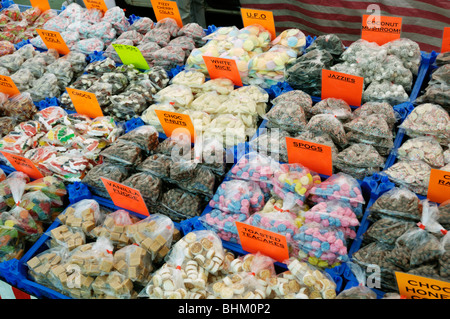 Sacchetti assortiti di dolci o caramelle su un mercato inglese in stallo il sud ovest di Londra, Inghilterra, Regno Unito. Foto Stock