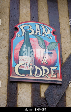 Beuvron-en-Auge, Normandia, Francia. Firmare la promozione di sidro locale esterno Crêperie tradizionale. Foto Stock