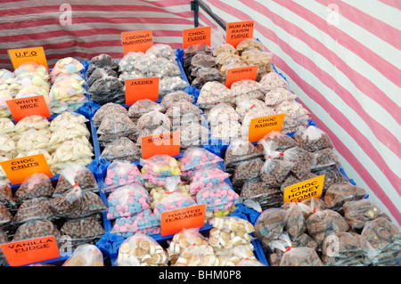 Sacchetti assortiti di dolci o caramelle su un mercato inglese in stallo il sud ovest di Londra, Inghilterra, Regno Unito. Foto Stock
