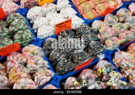 Sacchetti assortiti di dolci o caramelle su un mercato inglese in stallo il sud ovest di Londra, Inghilterra, Regno Unito. Foto Stock