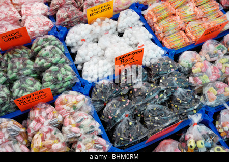 Sacchetti assortiti di dolci o caramelle su un mercato inglese in stallo il sud ovest di Londra, Inghilterra, Regno Unito. Foto Stock